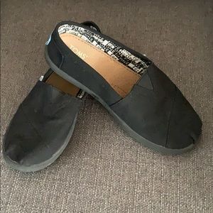 Youth black TOMS slip inside